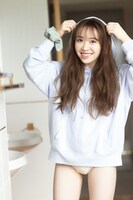 渡辺みり愛1st写真集「消極的な華やかさ」より、第10弾の先行カット。（撮影：彦坂栄治）