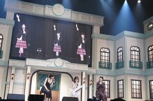 左から松井愛莉、武藤彩未、三吉彩花。（写真提供：アミューズ）