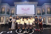 左から松井愛莉、武藤彩未、三吉彩花、さくら学院、倉本美津留、森ハヤシ。（写真提供：アミューズ）
