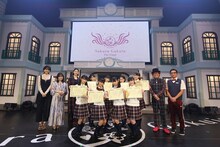 左から松井愛莉、武藤彩未、三吉彩花、さくら学院、倉本美津留、森ハヤシ。（写真提供：アミューズ）