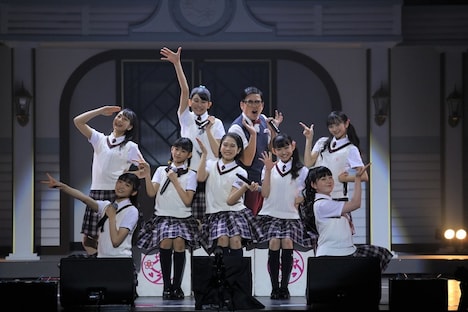 「目指せ！スーパーレディー - 2020年度-」を披露するさくら学院。（写真提供：アミューズ）