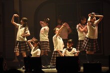 「未完成シルエット」を披露するさくら学院。