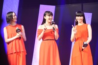 大泉洋のピースを真似するあ～ちゃん（中央）とかしゆか（右）。