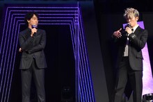 左から大泉洋、MIYAVI。