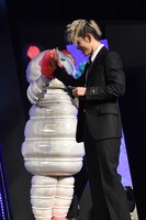 ネオンパンダとハイタッチするMIYAVI。