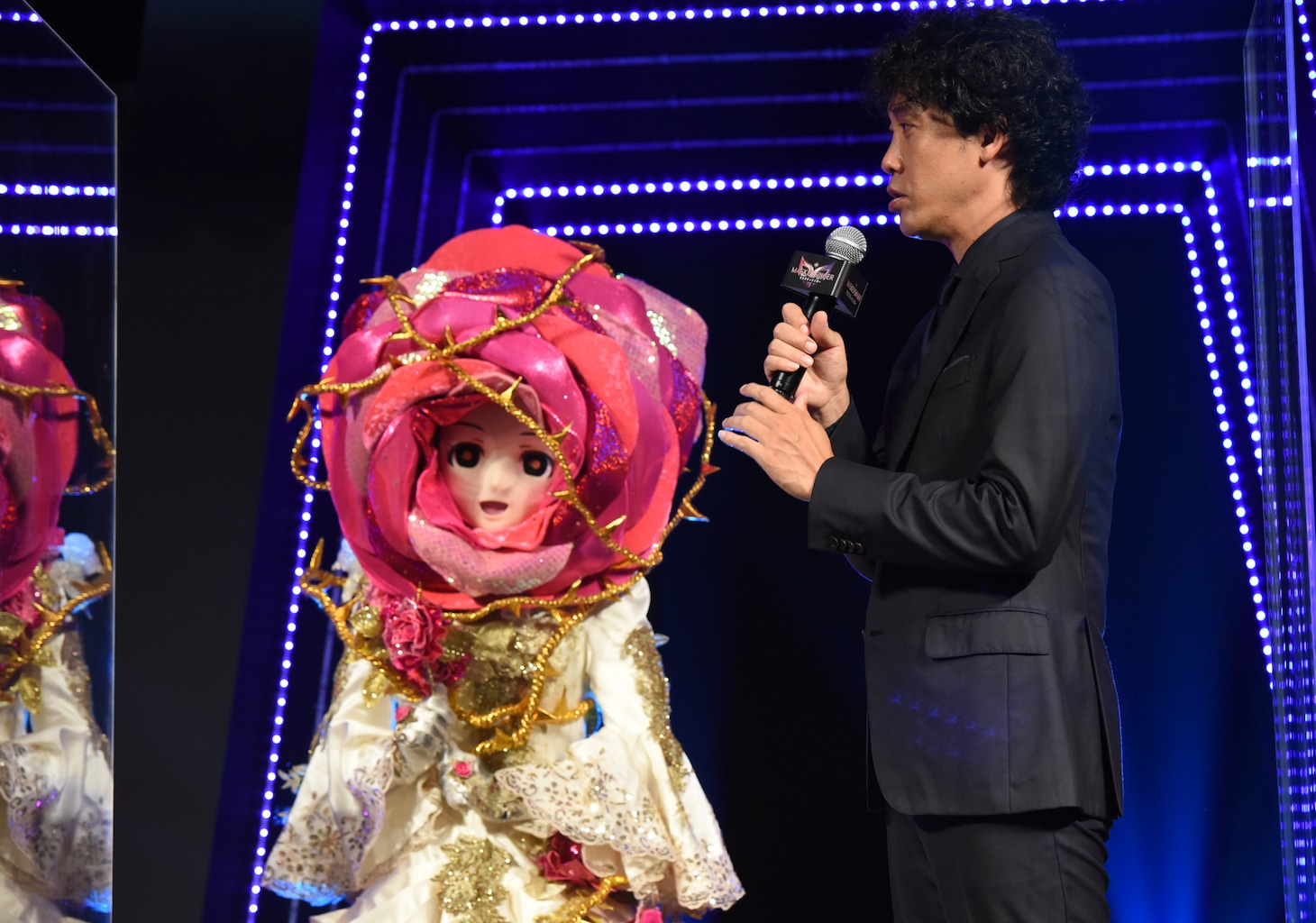 左からローズ、大泉洋。