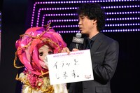 ローズのヒントを出す大泉洋。