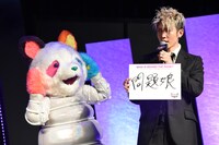 ネオンパンダのヒントを出すMIYAVI。