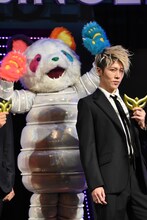 ネオンパンダとMIYAVI。