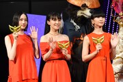マスクを持ったPerfume。