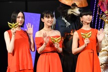 マスクを持ったPerfume。