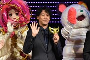 左からローズ、大泉洋、ネオンパンダ。