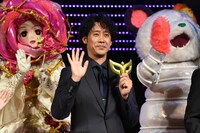 左からローズ、大泉洋、ネオンパンダ。