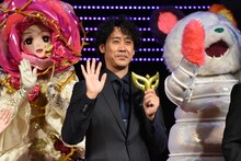 左からローズ、大泉洋、ネオンパンダ。