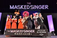 銀テープの発射音に驚く大泉洋（右から2番目）。