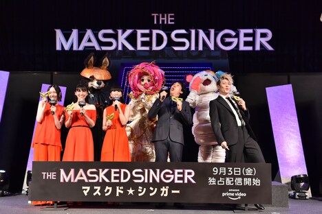 銀テープの発射音に驚く大泉洋（右から2番目）。