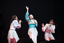 「ただいまー！」と元気よく挨拶する安本彩花。