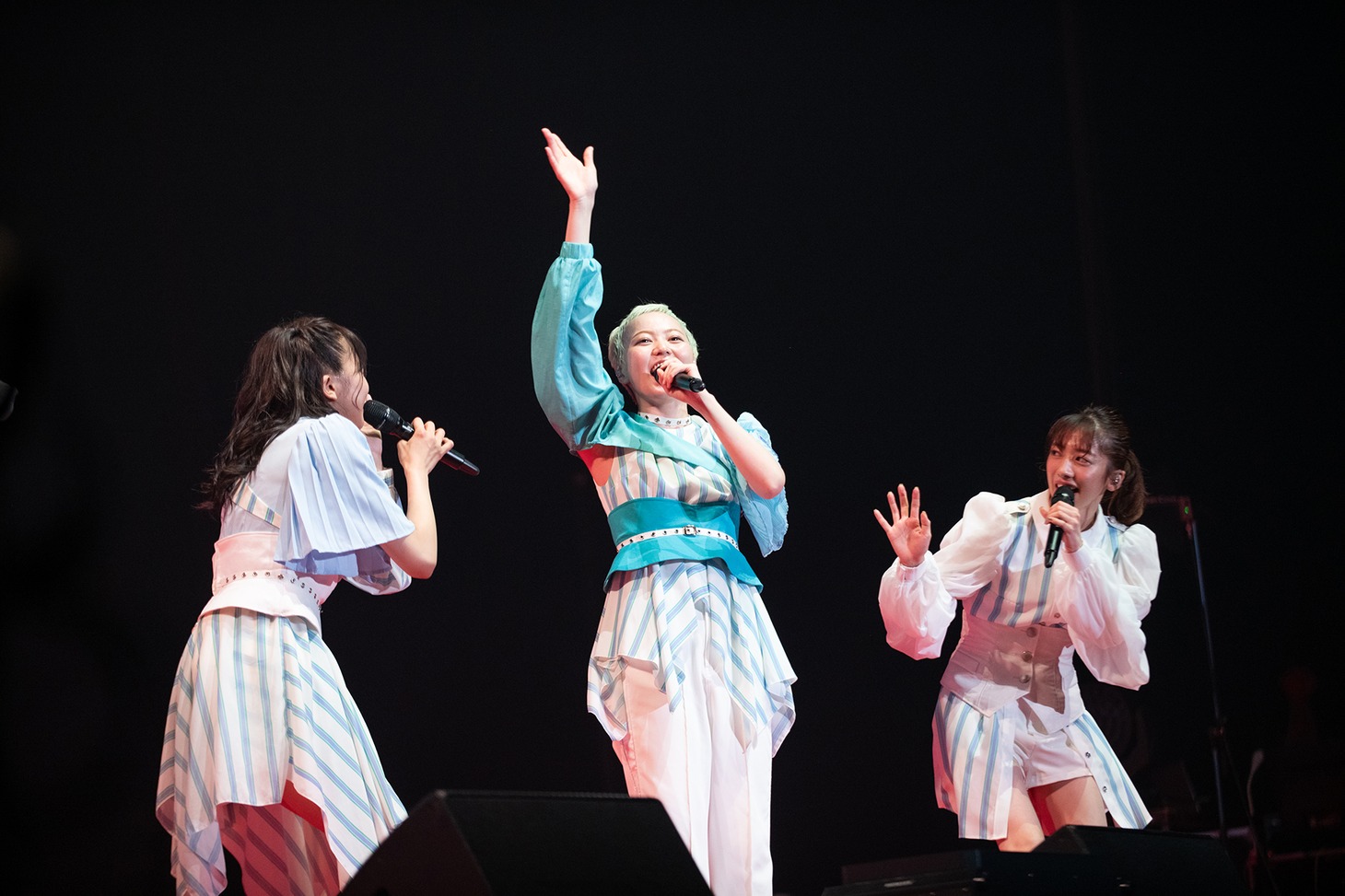 「ただいまー！」と元気よく挨拶する安本彩花。