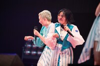 左から安本彩花、柏木ひなた。