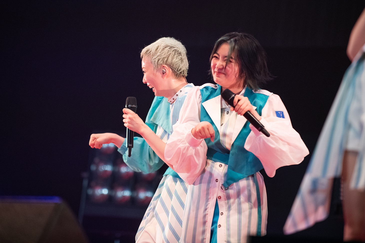 左から安本彩花、柏木ひなた。