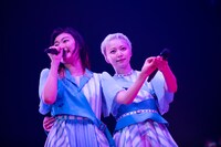 左から小林歌穂、安本彩花。