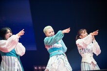 左から柏木ひなた、安本彩花、真山りか。