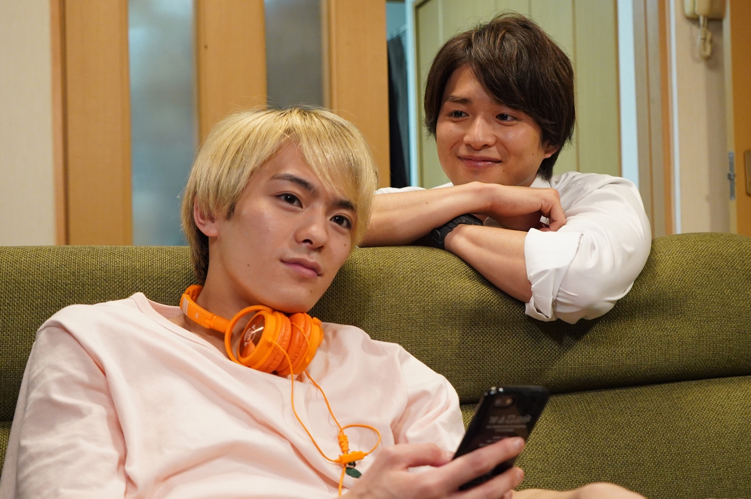 左から松倉海斗（Travis Japan）、白洲迅。(c)テレビ朝日