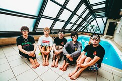 赤飯に見出されたバンド・お目出たズ、メジャーデビュー曲は「メジャーデビュー曲」