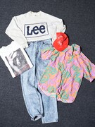 ポップストアに並ぶ古着。