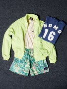 ポップストアに並ぶ古着。