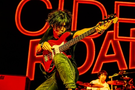 田淵智也（B）（Photo by Viola Kam［V'z Twinkle］）