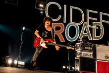 田淵智也（B）（Photo by Viola Kam［V'z Twinkle］）