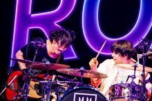 左から田淵智也（B）、鈴木貴雄（Dr）。（Photo by Viola Kam［V'z Twinkle］）