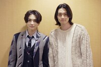 左から吉野北人、栁俊太郎。