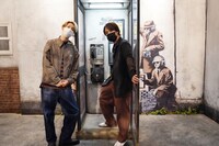 「バンクシーって誰？展」を訪れた森田美勇人と真田佑馬。