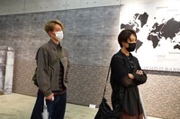 「バンクシーって誰？展」を訪れた森田美勇人と真田佑馬。