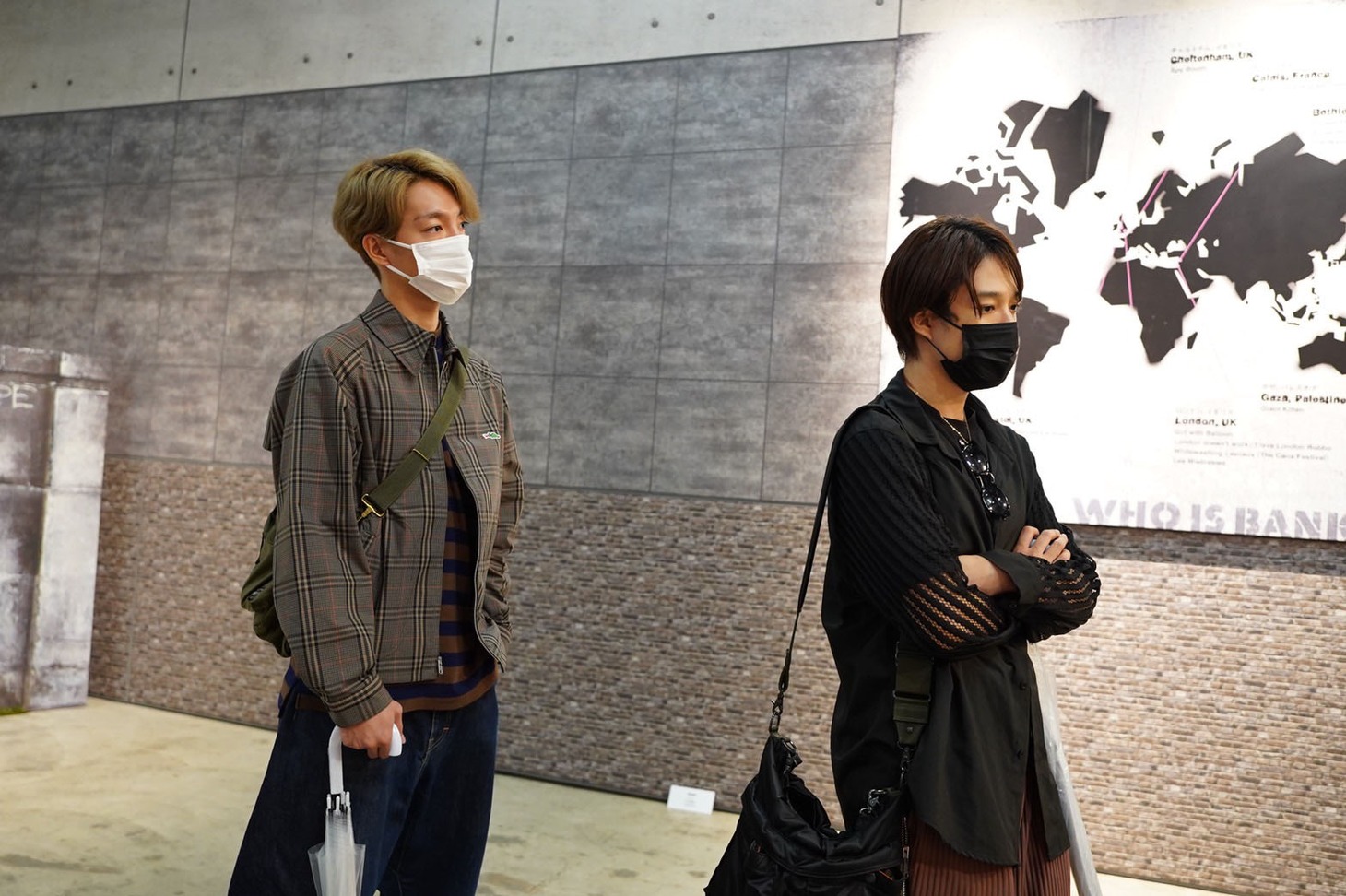 「バンクシーって誰？展」を訪れた森田美勇人と真田佑馬。
