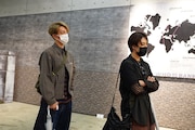 「バンクシーって誰?展」を訪れた森田美勇人と真田佑馬。