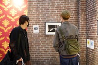 「バンクシーって誰？展」を訪れた真田佑馬と森田美勇人。