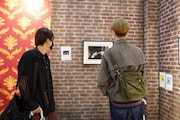 「バンクシーって誰?展」を訪れた真田佑馬と森田美勇人。