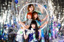 THE TOMBOYS。中央右がアメチスパークル（Dr）。