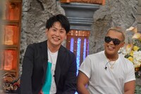 左から山下健二郎、ELLY（三代目 J SOUL BROTHERS from EXILE TRIBE）。 (c)読売テレビ