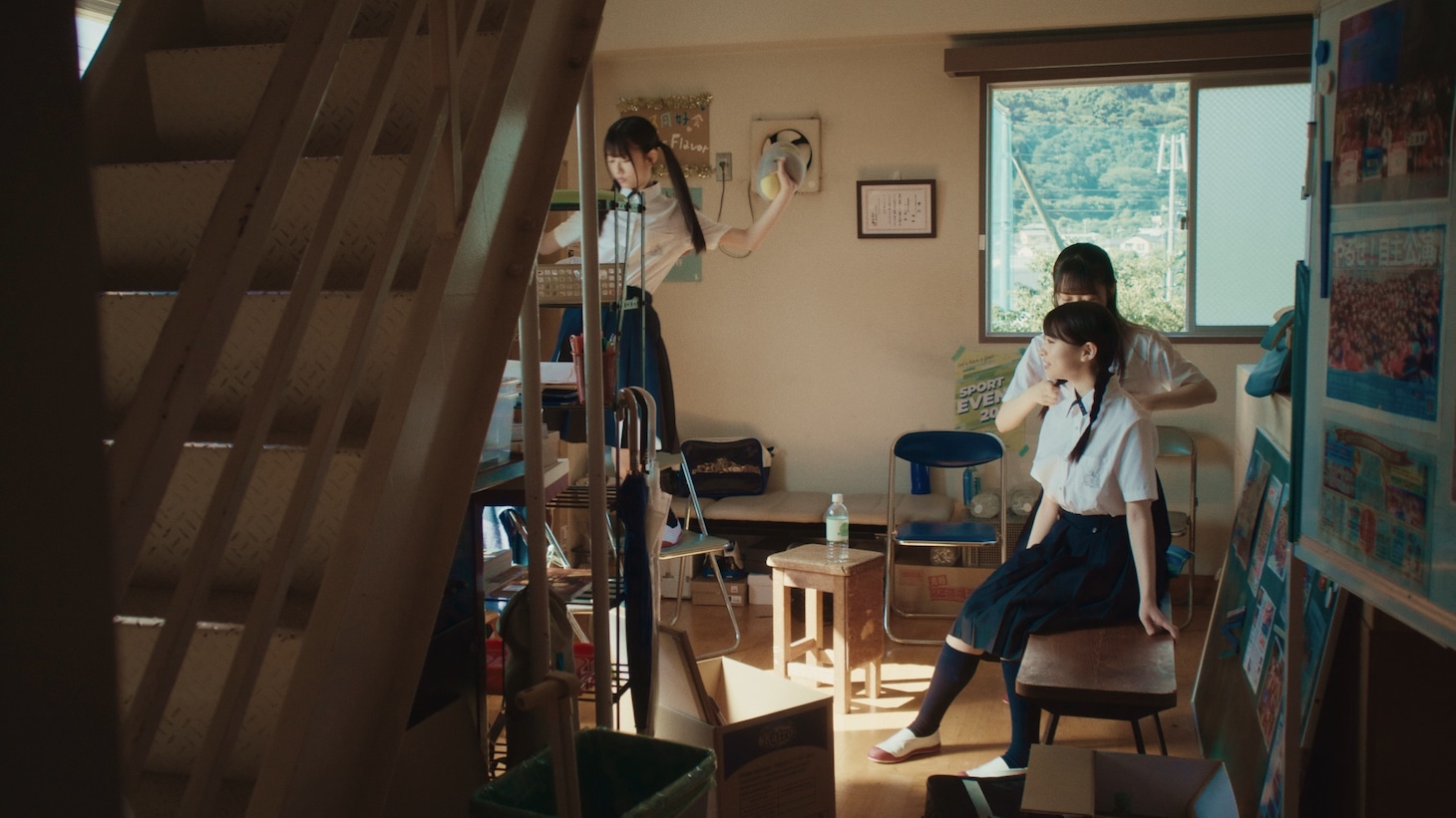 AKB48「根も葉もRumor」ミュージックビデオより (c)AKB48/ キングレコード