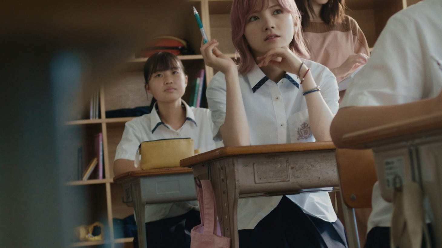 AKB48「根も葉もRumor」ミュージックビデオより (c)AKB48/ キングレコード