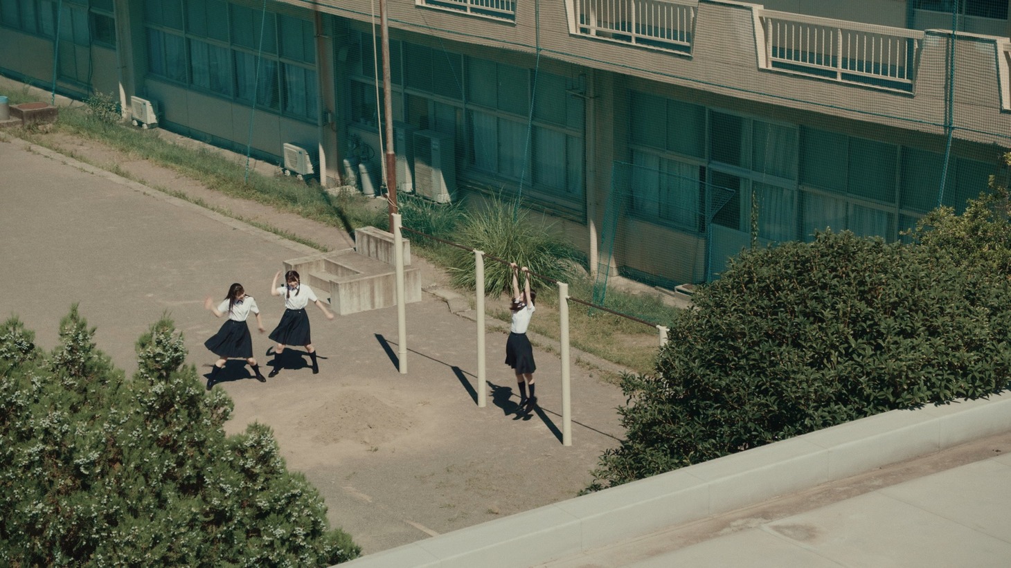 AKB48「根も葉もRumor」ミュージックビデオより (c)AKB48/ キングレコード