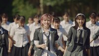 AKB48「根も葉もRumor」ミュージックビデオより