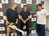 左から森田美勇人、東京チェンソーズ代表の青木亮輔氏、真田佑馬。