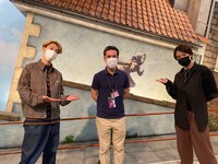 左から森田美勇人、「バンクシーって誰？展」のプロデューサー・落合ギャラン健造氏、真田佑馬。