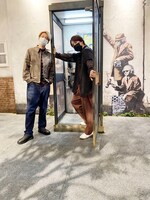 「バンクシーって誰？展」を訪れた森田美勇人と真田佑馬。