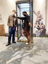 「バンクシーって誰？展」を訪れた森田美勇人と真田佑馬。